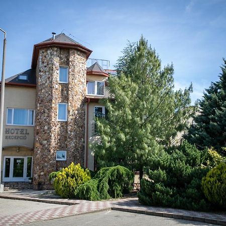 Korona Hotel Es Etterem Puspokladany Exterior photo