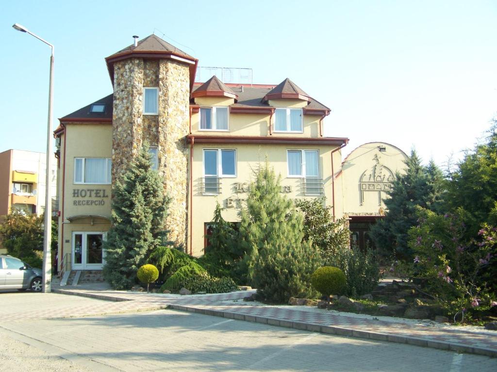Korona Hotel Es Etterem Puspokladany Exterior photo