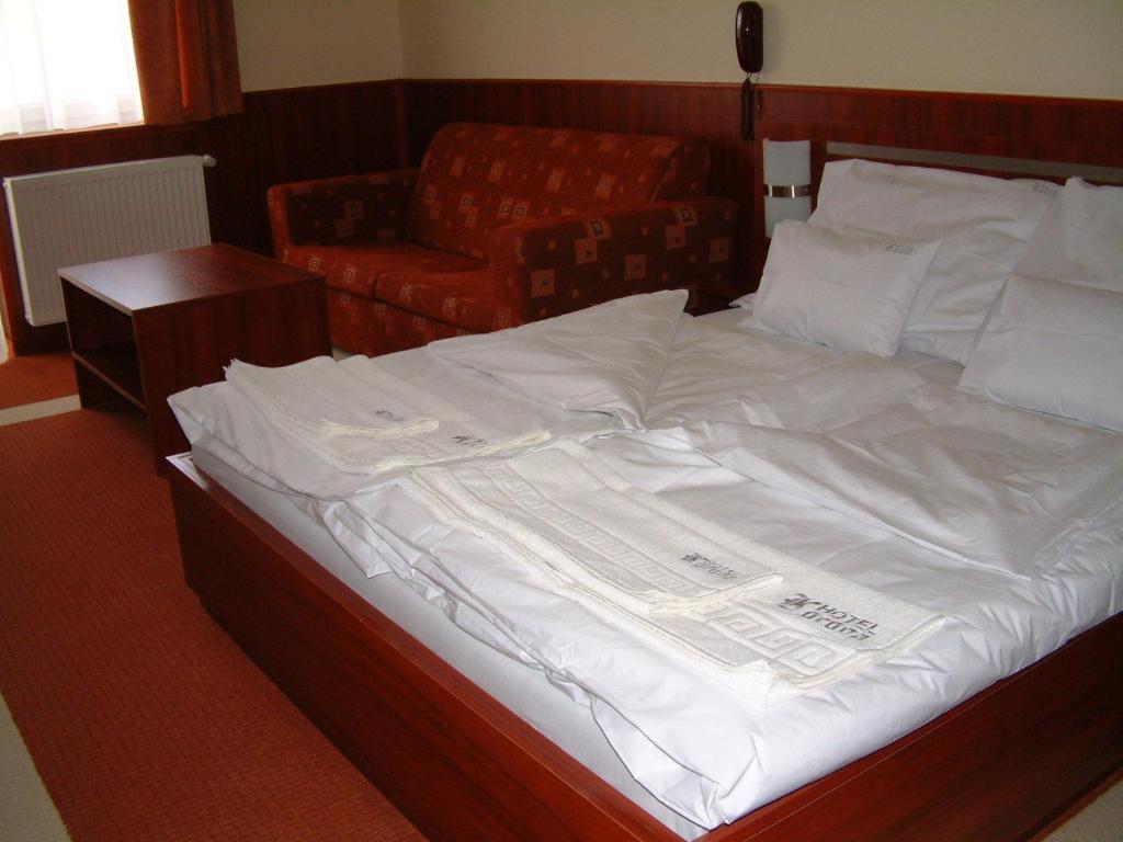 Korona Hotel Es Etterem Puspokladany Room photo